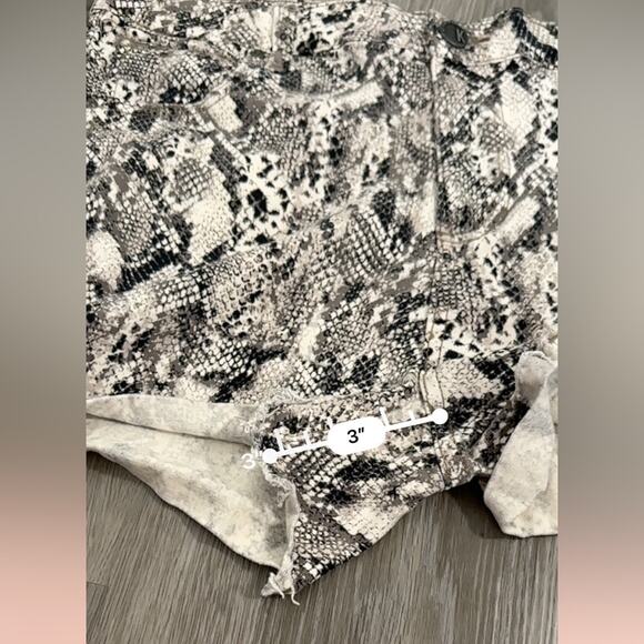 Kut From The Kloth‎ Gidget Snake Print High Rise Fray Hem Shorts Size 8 - Picture 9 of 9